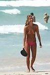 voyeur scatti di un Carino Topless Ragazza giocare a il Spiaggia