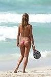 kẻ hay rình mò, phát ...  những một Dễ thương Topless :cô gái: chơi tại những Bãi biển