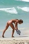 voyeur tiros de um Bonito Topless menina jogar no o Praia