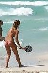 voyeur schoten van een Schattig Topless meisje spelen in De Strand