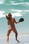 voyeur scatti di un Carino Topless Ragazza giocare a il Spiaggia