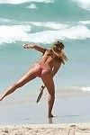 偷窥 镜头 的 一个 可爱的 赤裸上身的 女孩 玩 在 的 海滩