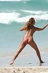 podglądaczem strzały z A Słodkie topless Dziewczyna grać w w plaża