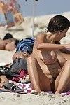 Nudisten Babe Speelt in De Water en zand