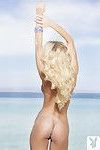 rubia Belleza Jennifer vaughn posando en Playa para playboy