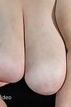 परिपक्व plumper Anika चूसना उसके खुद विशाल स्तनों