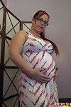 बहुत गर्भवती पॉर्न स्टार जॉर्जिया आड़ू Teases के साथ उसके बड़े रसदार टी