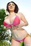 rondborstige solo Babe Luna Amor modellering Toned lichaam buiten in Roze Bikini