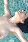rondborstige solo Babe Luna Amor modellering Toned lichaam buiten in Roze Bikini