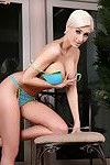 Sierlijke Blond Babe in bikini het blootleggen van haar Giant tieten outdoor