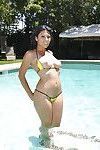 Latine milf Babe Cassandra Cruz pose dans sexy bikini et Nu