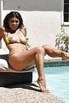 Latina MILF Babe Cassandra cruz Plantea en sexy Bikini y desnudo