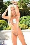 muito quente Grande breasted Loira milf mostra ela quente corpo ao ar livre no muito provocador e Sacanagem bikini.