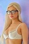 blonde adolescent dans lunettes toying Avec énorme gode montrant mamelons à l'extérieur