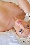 blonde teen in Brille liebäugelt Mit riesige Dildo zeigen Brustwarzen im freien