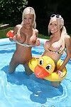 młody dzieci z duży cycki Mckenzie i Britney pozowanie odkryty w w basen