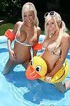 jóvenes chicas Con grande Tetas Kenzi y Britney posando al aire libre en el Piscina