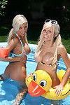 Les jeunes Babes Avec gros seins Kenzi et Britney posant extérieure dans l' piscine