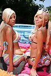 jovem babes com Grande mamas Kenzi e Britney posando ao ar livre no o piscina