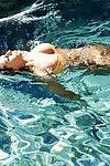 Incantevole Babe Con Abbronzato Pelle rivelando Il suo Grande Tette a il A bordo piscina
