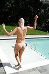 сексуальная подросток блондинка Имея удовольствие и Играет ее щелевая в В бассейн стороны