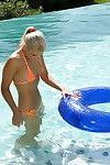 sexy tiener Blond het hebben van leuk en spelen haar split in De zwembad kant