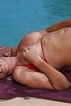 Старше блондинка женщина Джоди Запад выпуская Большой натуральный сиськи от бикини в бассейн