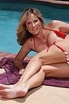 Ältere blonde Frau Jodi west loslassen Big Natürliche Titten aus Bikini in Pool