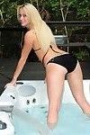 Madison Lain regarde chaud dans Un bikini au Son piscine alors Elle trouve Un gode pour fiche il