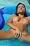 busty Brazil Babe Fingering l. trong bikini