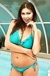 Schoonheid Brunette in Blauw Bikini laat zien haar Tieten in De zwembad