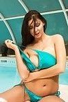 Vẻ đẹp Phụ nữ da ngăm trong màu xanh bikini showes cô ấy Zú trong những Bể bơi