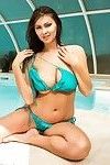 Schönheit Brünette in BLAU Bikini zeigt Ihr Titten in die Pool