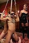 الساخنة dominatrix يستخدم اثنين العبيد في العفة بالنسبة لها المتعة