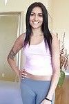 Smiley latina dans yoga Pantalon révélant Son marchandises sur caméra