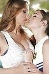ифом Юлия Энн и подросток болельщица Джоди Тейлор у лесби Секс на открытом воздухе