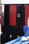 Curvy cheerleaders Mudança seus Roupas no o armário quarto