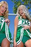 Cheerleader vriendinnen toon uit hun hot lichaam en plaats op uniform