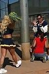 Grande sballato Cheerleader Shyla stylez ha alcuni Anale divertente Con due tosti ragazzi