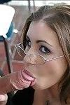 Gonflés Étudiante dans lunettes Whitney Stevens obtient Son rasée chatte baisée
