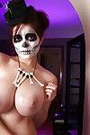 Cosplay pornstar Tessa Fowler affichant monstre seins et en érection mamelons