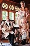 pornosterren Magdalena St Michaels & Elexis Monroe strip uit vintage kleding