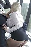 गर्म यूरो गोरा विक्टोरिया गर्मियों में देता है ढंकी महिला नंगा मर्द मुखमैथुन पर घुटनों के लिए वीर्य निकालना में कार्यालय