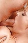 आश्चर्यजनक सुनहरे बालों वाली बेब के साथ विशाल स्तन शीला है दे एक गहरी मुख-मैथुन