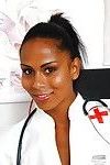 Langbenige ebony Dubbeltje Isabella christyn verspreiding geschoren kut in Verpleegkundige uniform