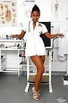 Длинноногая Эбони Диме Изабелла christyn распространение побрился киска в медсестра униформа