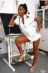 haut sur pattes ébène Dime Isabella christyn diffusion rasée chatte dans Infirmière uniforme