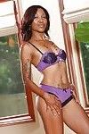 ebony Babe met Perfect kont Lotus Gelegen laat uit in haar lingerie