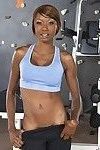 rondborstige ebony Babe Alana Angel strippen uit haar Sport Outfit en slipje