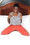 Vrij Ebony tiener met Geweldig kont Jayla Droom strippen op De Bed